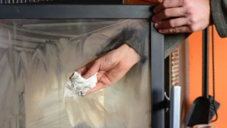 Babička mi poradila: Sklo v&nbsp;krbu čistím zdarma jeho obsahem, šetřím peníze i&nbsp;čas