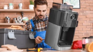 Nejhorší automatické kávovary dle uživatelů (Leden 2026): Problémy mají modely značek Krups, Sencor i&nbsp;Cecotech