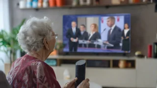 Konec poplatků za ČT a&nbsp;rádio je tu: Češi ušetří přes 2000&nbsp;Kč, změnu ale přesto kritizují