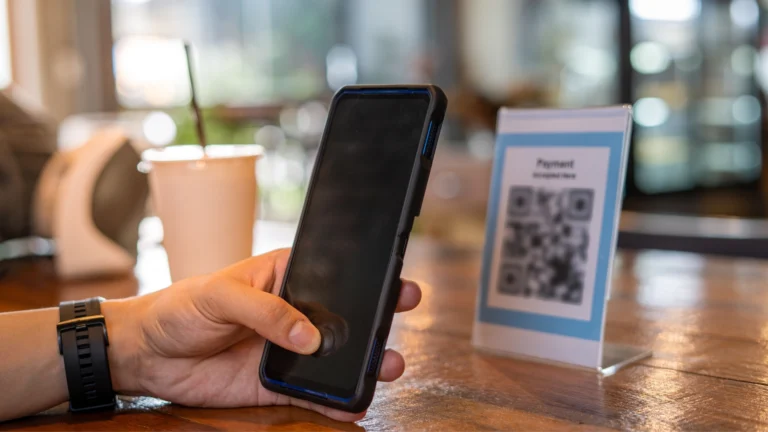 Prodejci stále častěji vyžadují nový způsob platby: QR kód jim nekrátí marži, zákazníka to nic nestojí