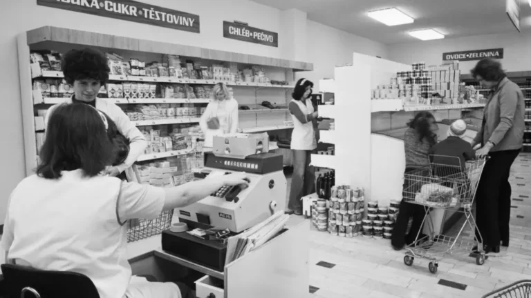 Ceny potravin za socialismu: Mléko za 2 koruny i&nbsp;rohlíky za pár haléřů. Regály byly prázdné, podle lidí&nbsp;bylo líp