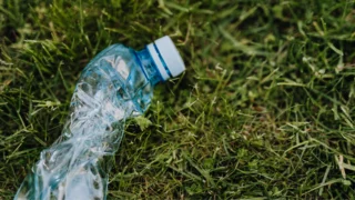 Další změna PET lahví: Po „přichyceném“ víčku se chystá úprava samotných nápojových obalů