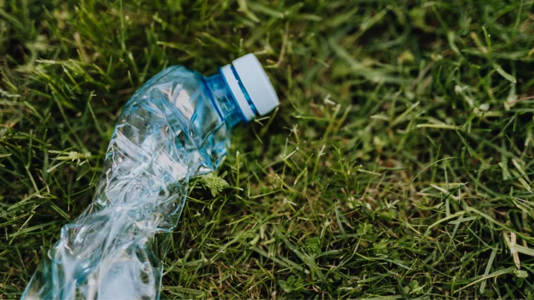 Další změna PET lahví: Po „přichyceném“ víčku se chystá úprava samotných nápojových obalů