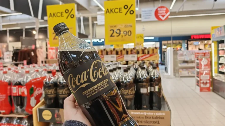 Ochutnali jsme revoluční Coca-Colu: Je bez cukru i&nbsp;kofeinu, tester si ji oblíbil