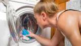 Zavíráte dvířka pračky? Češi dělají obrovskou chybu, odborník radí, jak se zbavit plísně i zápachu pračky