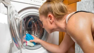 Zavíráte dvířka pračky? Češi dělají obrovskou chybu, odborník radí, jak se zbavit plísně i zápachu pračky