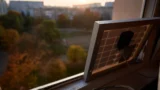 Solární panel do okna: Dostupné varianty pro paneláky i byty už jsou na trhu, vědci ale slibují skutečnou revoluci