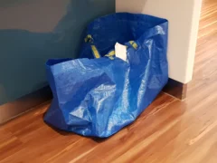 IKEA modrá taška v&nbsp;roce 2026 končí, důvodem je i&nbsp;ekologie. Schovejte ty svoje, brzy budou mít hodnotu