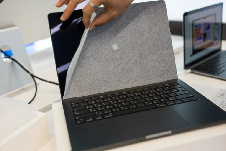 Apple dnes prý představí nové MacBooky. Letos přijde i&nbsp;levný model od 15&nbsp;000&nbsp;Kč, na který Češi čekají