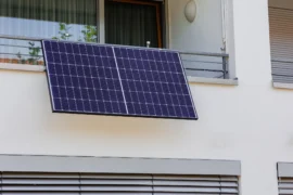 Fotovoltaika na balkon: Řešení pro byty pořídíte i&nbsp;za necelých 10&nbsp;000&nbsp;Kč. Expert však varuje před háčkem, o&nbsp;kterém se nemluví