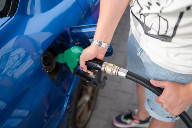 Jak natankovat plnou nádrž: Cvaknutí pistole není náhoda. Češi si často ničí motor