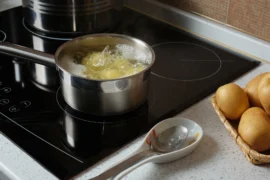 Někteří Češi začali při vaření brambor přidávat novou ingredienci. Uvaří se rychleji a&nbsp;mají lepší chuť, libují si