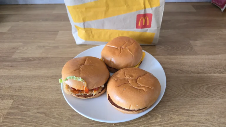 Gastronomické dno, nebo stále sázka na jistotu? Otestoval jsem tři nejlevnější burgery z&nbsp;McDonald’s