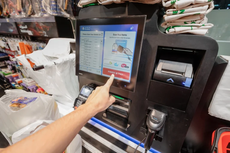 Co Češi říkají na samoobslužné pokladny? Analyzovali jsme 1000+ komentářů na Facebooku, výsledky mluví jasně