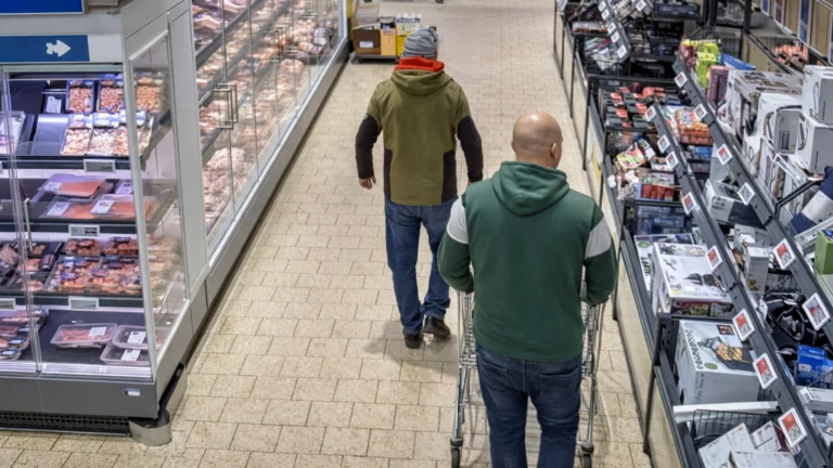 Zloději ukradli v&nbsp;Lidlu akumulátory Parkside za tisíce, policie ukázala kamerový záznam
