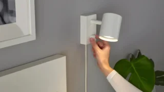 IKEA stahuje z&nbsp;prodeje nástěnné lampy, hrozí úraz elektrickým proudem