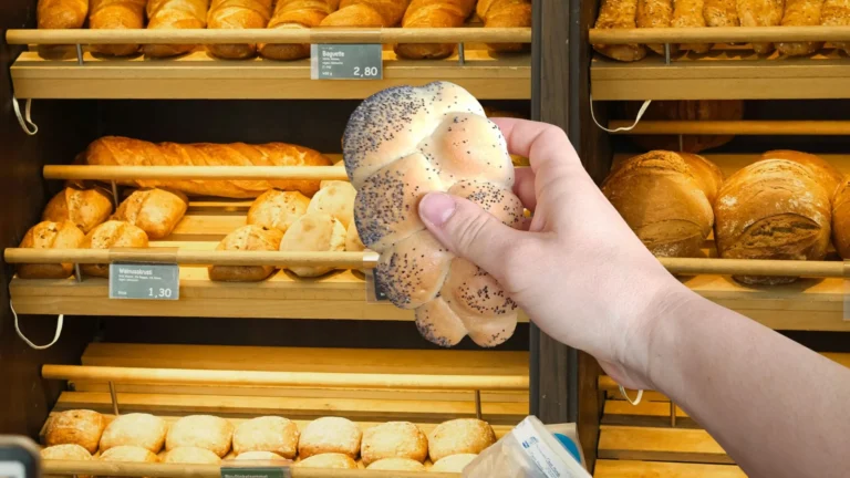 „Je to prasárna, v&nbsp;zahraničí jsem se s&nbsp;tím nesetkal.“ – Češi a&nbsp;jejich nechutný zvyk ošahávání pečiva. V&nbsp;Portugalsku na to vyzráli