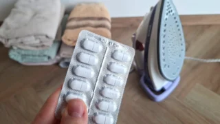 Čištění žehličky paralenem? Bizarní trend se šíří internetem. Zeptali jsem se odborníků, co si o&nbsp;tom myslí