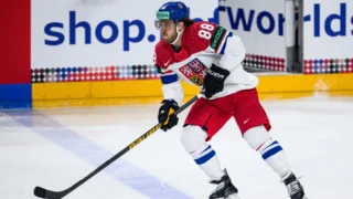 Vybavení českých hokejistů na ZOH 2026: U&nbsp;Pastrňáka máme jasno. Podívali jsme se, co si můžete koupit i&nbsp;vy