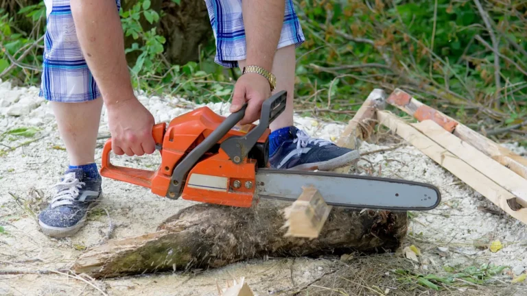 5 chyb s&nbsp;motorovou pilou, které Češi opakují: Bacha na úroveň ramen i&nbsp;řezání špičkou, končí to i&nbsp;tragicky