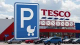 Tesco zavádí na parkovištích v&nbsp;Británii varovné značky. Na viníky bude volat policii, najdete je i&nbsp;v&nbsp;ČR