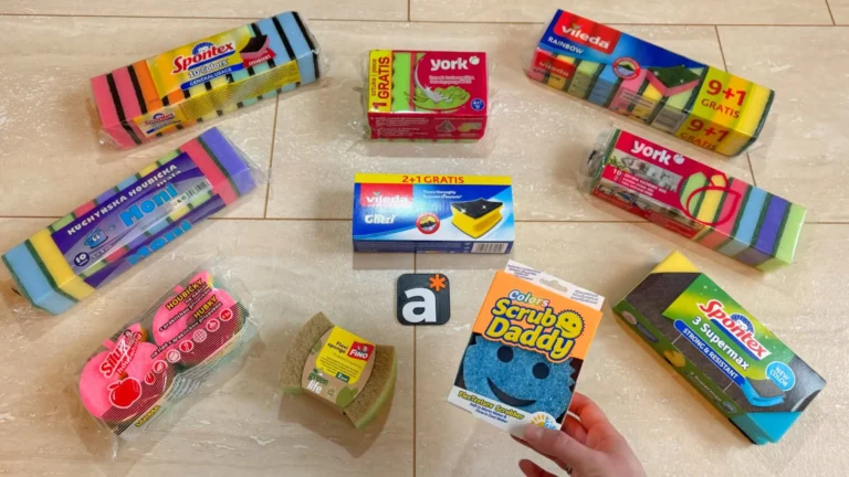 Testovala jsem 10 houbiček na nádobí (2026): Rozdíly v&nbsp;savosti, schnutí i&nbsp;odolnosti jsou větší, než se zdá