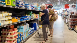 Supermarkety vás nutí utrácet více: „Past u&nbsp;pokladny“, žluté štítky a&nbsp;dalších 5 triků, na které Češi skáčou při každém nákupu