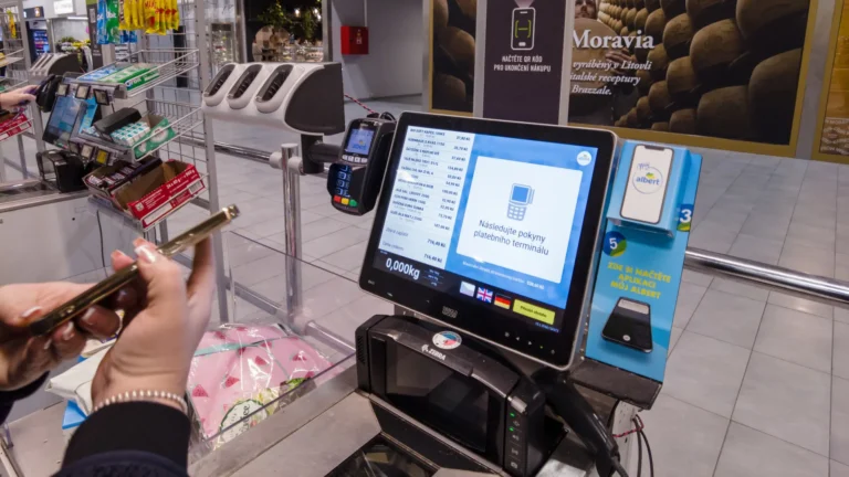 Otevírací doba ve svátky 1. a&nbsp;8. května 2026: Jeden pátek je nákup bez problému, druhý zavře skoro všechno