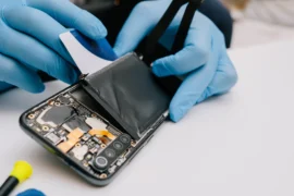 Novinka od EU: V&nbsp;nových telefonech budou nově jen vyměnitelné baterie. Apple už se připravuje