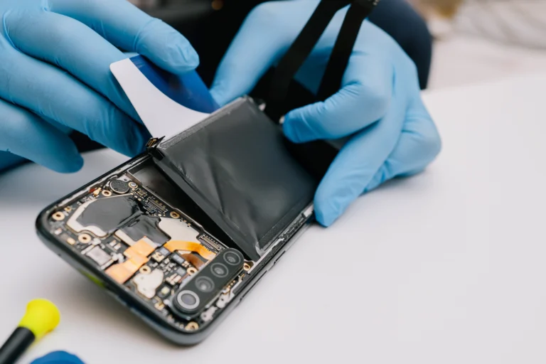 Novinka od EU: V&nbsp;nových telefonech budou nově jen vyměnitelné baterie. Apple už se připravuje