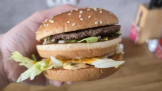 Big Mac: Koupil jsem legendu, která definovala můj svět. Jak chutná ikona McDonald’s po letech?