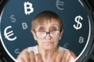 Bitcoin spadl o&nbsp;40&nbsp;%: Někteří Češi tam nechali celé úspory a&nbsp;panikaří. Zjišťovali jsme, co dělat
