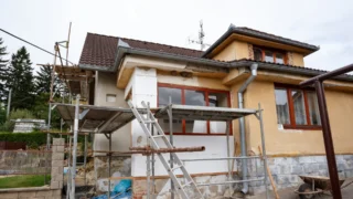 Stavební firma jim zničila život. Rodina přišla o&nbsp;1,2 milionu korun, místo rekonstrukce domu zůstaly jen dluhy a&nbsp;strach