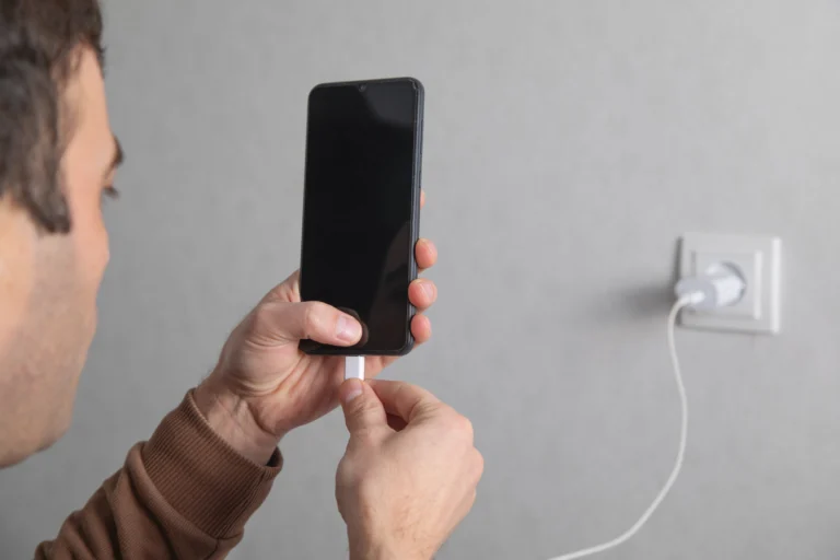 Je to jako hlavolam: Nejprve zapojit nabíječku, nebo mobil? Češi to dělají špatně, stojí je to tisíce