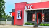 Kauza KFC dále pokračuje: Inspekce potvrdila pochybení ve třetině poboček, našla plíseň i&nbsp;prošlé maso