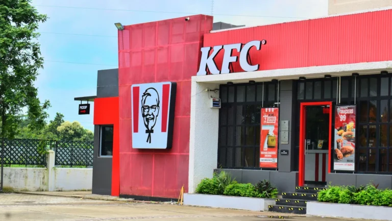 Kauza KFC dále pokračuje: Inspekce potvrdila pochybení ve třetině poboček, našla plíseň i&nbsp;prošlé maso