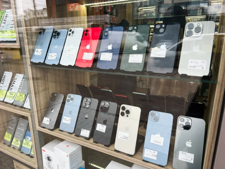 Proč jsou iPhony tak drahé? Na trhu jsou 3× levnější alternativy. Důvodem je marže, podpora i&nbsp;hardware