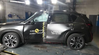 3 nejbezpečnější auta dle crashtestů: Passat získal titul, Tesla vede v&nbsp;asistenci, ale jedno SUV ji trumflo