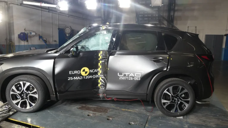3 nejbezpečnější auta dle crashtestů: Passat získal titul, Tesla vede v&nbsp;asistenci, ale jedno SUV ji trumflo
