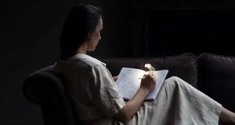 Sleva dne na Alze: Čtecí lampička AlzaPower s&nbsp;klipem a&nbsp;baterií je o&nbsp;25&nbsp;%&nbsp;levnější, stojí 224&nbsp;Kč