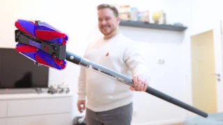 Test nového vysavače Dyson: Je tenký jako mobil. Pro běžný úklid téměř dokonalý, do dílny jej nevezmete