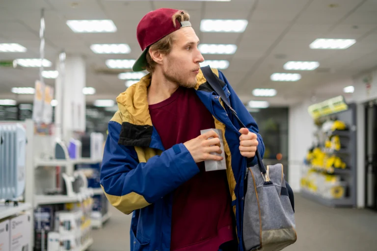 „Z&nbsp;Alberta odcházel bez placení, kdo mu bránil, dostal pěstí.“ Krádeže v&nbsp;obchodech se množí, Kaufland nasazuje brány