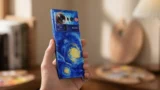 Nejhezčí telefon na světě: Vypadá jako obraz od van Gogha. Teď stojí jen 16&nbsp;000&nbsp;Kč, Češi pro něj jezdí za hranice