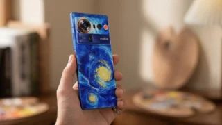 Nejhezčí telefon na světě: Vypadá jako obraz od van Gogha. Teď stojí jen 16&nbsp;000&nbsp;Kč, Češi pro něj jezdí za hranice