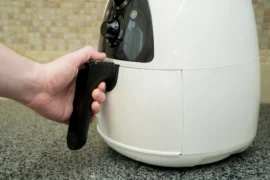 Nejhorší horkovzdušné fritézy (březen 2026): Uživatelé kritizují laciné plasty, malý objem a&nbsp;špatnou čitelnost displeje