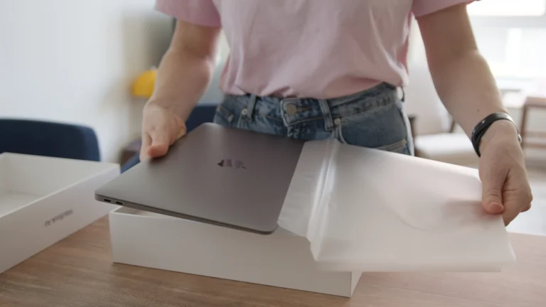 MacBook Neo vs. MacBook Air (2025/2026): Srovnali jsme ceny i&nbsp;parametry, novinka se vyplatí jen někomu