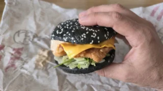 Test 3 barevných novinek z&nbsp;KFC (2026): Black Burger zklamal suchostí, Red Qurrito za 135&nbsp;Kč&nbsp;je jasný vítěz
