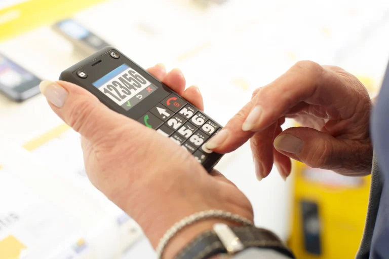 3 nejlepší mobily pro seniory (2026): Stojí od 1&nbsp;000&nbsp;Kč, mají SOS lokátor a&nbsp;vydrží několik dní