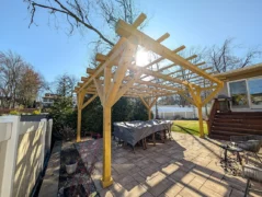 Pergola na zahradě bez povolení (2026): Pokuta vzrostla 4x a&nbsp;dosahuje až 2 milionů Kč