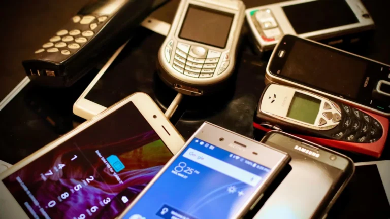 Staré mobily, které mají hodnotu: Motorola se nabízí za 200&nbsp;000&nbsp;Kč, Nokia má dnes cenu zlata